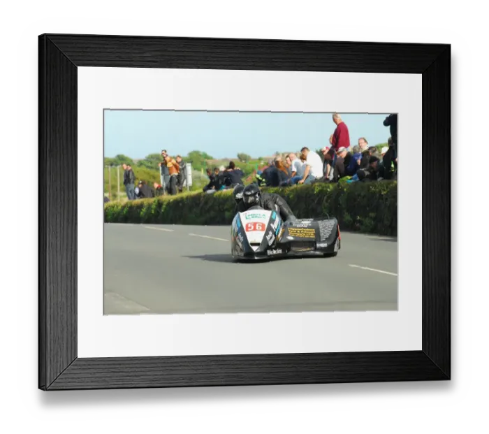 Framed Print : Jim Noble & Shaun Chandler (Equipe Suzuki) 2015 Southern 100 Framed Print : Jim Noble & Shaun Chandler (Equipe Suzuki) 2015 Southern 100