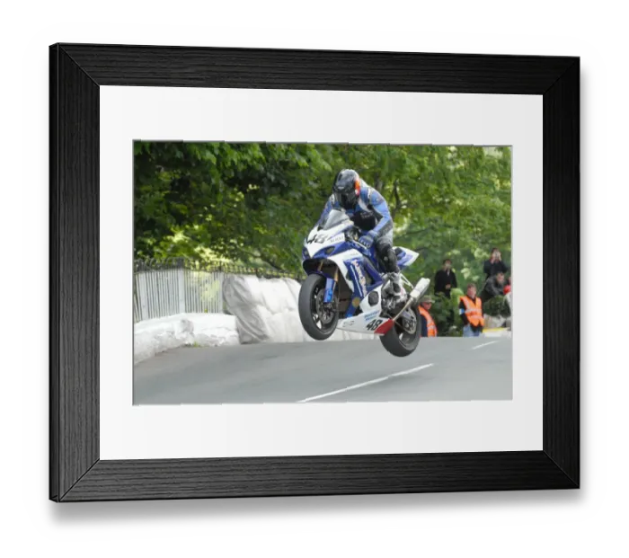 Framed Print : Dan Kneen (Suzuki) 2009 Superbike TT Framed Print : Dan Kneen (Suzuki) 2009 Superbike TT