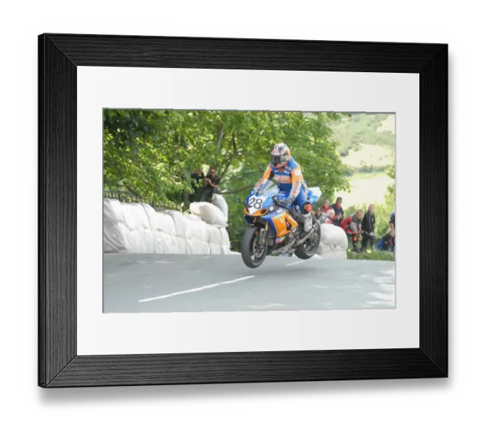 Framed Print : Stephen Oates (Suzuki) 2009 Superbike TT Framed Print : Stephen Oates (Suzuki) 2009 Superbike TT