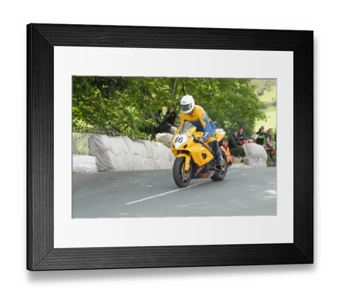 Framed Print : Alan Connor (Suzuki) on Ballaugh Bridge, 2009 Superbike TT Framed Print : Alan Connor (Suzuki) on Ballaugh Bridge, 2009 Superbike TT