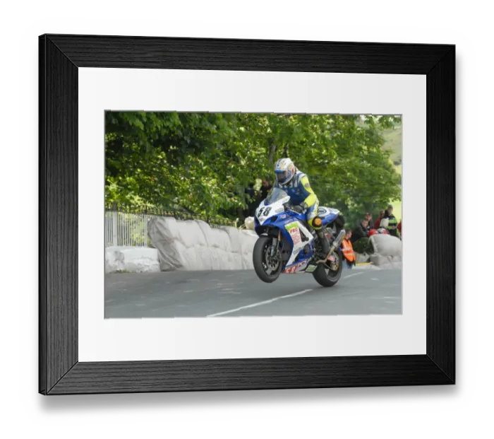 Framed Print : John Crellin (Suzuki) 2009 Superbike TT Framed Print : John Crellin (Suzuki) 2009 Superbike TT