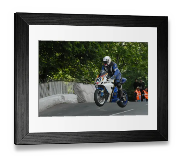 Framed Print : Alan Jackson (Suzuki) 2009 Superbike TT