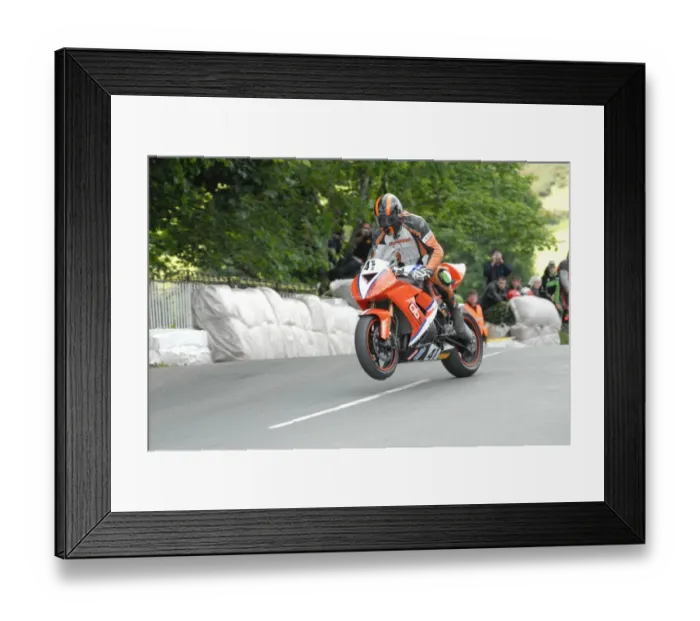 Framed Print : David Hewson (Kawasaki) 2009 Superbike TT Framed Print : David Hewson (Kawasaki) 2009 Superbike TT