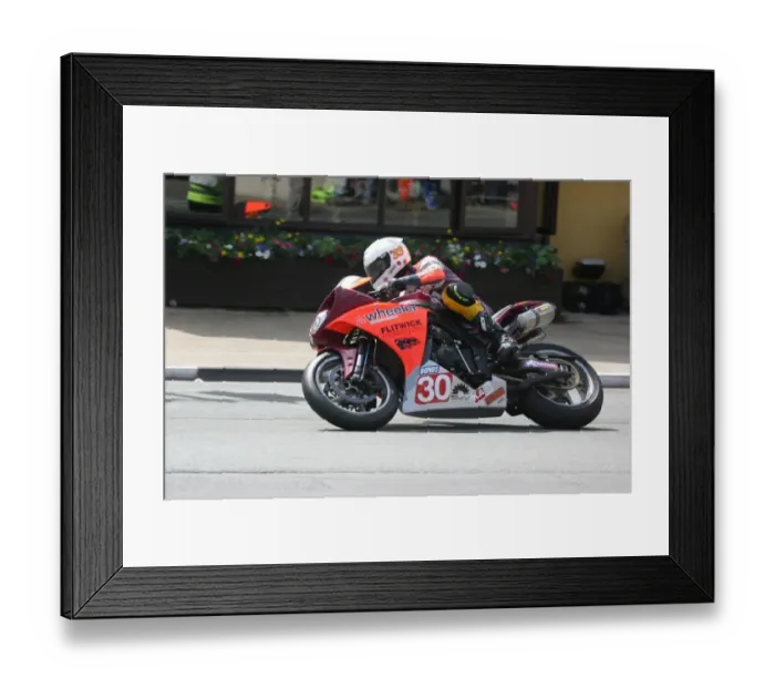 Framed Print : Olie Linsdell (Yamaha) 2010 Superstock TT Framed Print : Olie Linsdell (Yamaha) 2010 Superstock TT