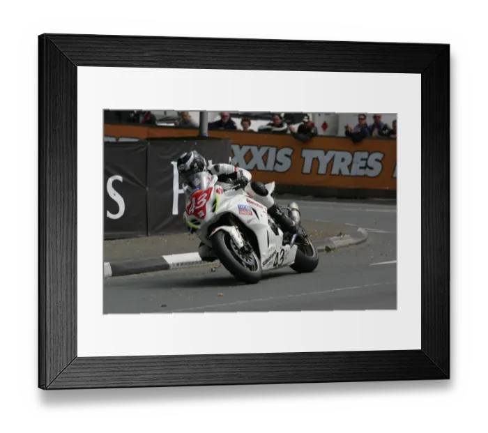 Framed Print : Sergio Romero (Suzuki) 2010 Senior TT