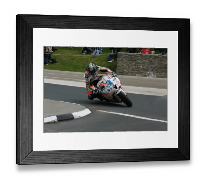 Framed Print : Ian Hutchinson (Honda) 2010 Supersport TT Framed Print : Ian Hutchinson (Honda) 2010 Supersport TT