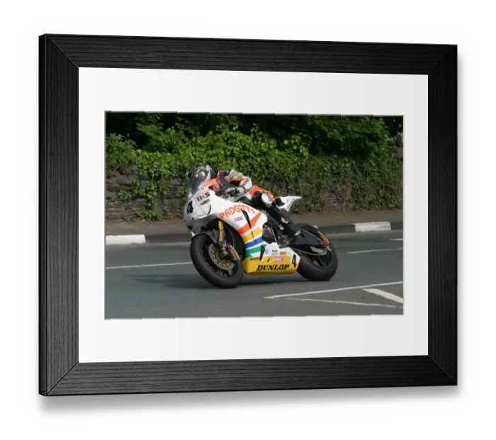 Framed Print : Ian Hutchinson (Honda) 2010 Superbike TT Framed Print : Ian Hutchinson (Honda) 2010 Superbike TT