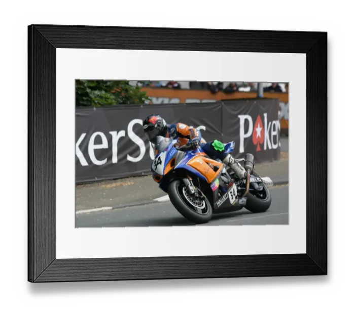 Framed Print : Stephen Oates (Suzuki) 2010 Senior TT Framed Print : Stephen Oates (Suzuki) 2010 Senior TT