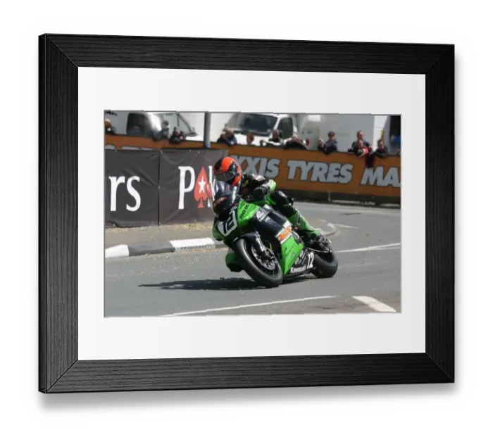 Framed Print : Ryan Farquhar (Kawasaki) 2010 Senior TT Framed Print : Ryan Farquhar (Kawasaki) 2010 Senior TT