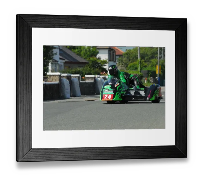 Framed Print : Debbie Barron & Stephen Cowin (Kawasaki) 2013 Southern 100 Framed Print : Debbie Barron & Stephen Cowin (Kawasaki) 2013 Southern 100