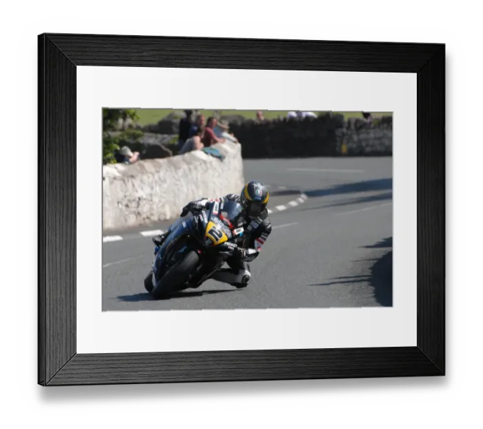 Framed Print : Guy Martin (Suzuki) 2011 Southern 100 Framed Print : Guy Martin (Suzuki) 2011 Southern 100