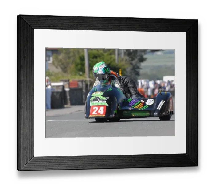 Framed Print : Debbie Barron & Robert Lunt (Ireson Kawasaki) 2011 Southern 100 Framed Print : Debbie Barron & Robert Lunt (Ireson Kawasaki) 2011 Southern 100