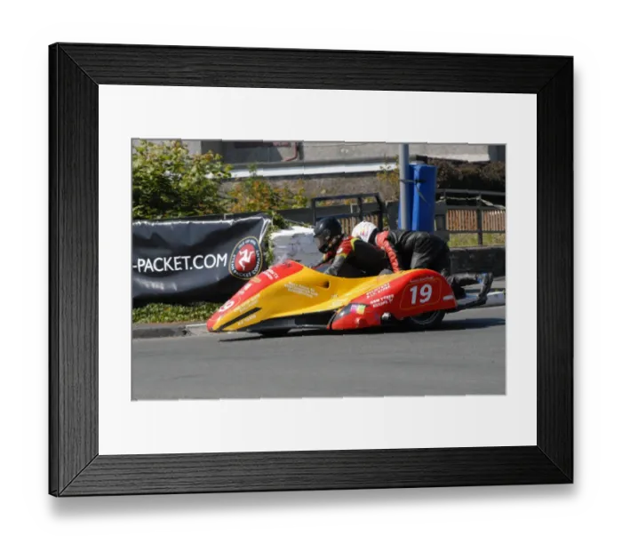 Framed Print : Matthew Sayle & Jamie Scarffe (Windle DMR Suzuki) 2011 Southern 100 Framed Print : Matthew Sayle & Jamie Scarffe (Windle DMR Suzuki) 2011 Southern 100