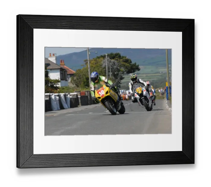 Framed Print : Paul Duckett (Suzuki) and David Bell (Honda) 2011 Southern 100 Framed Print : Paul Duckett (Suzuki) and David Bell (Honda) 2011 Southern 100