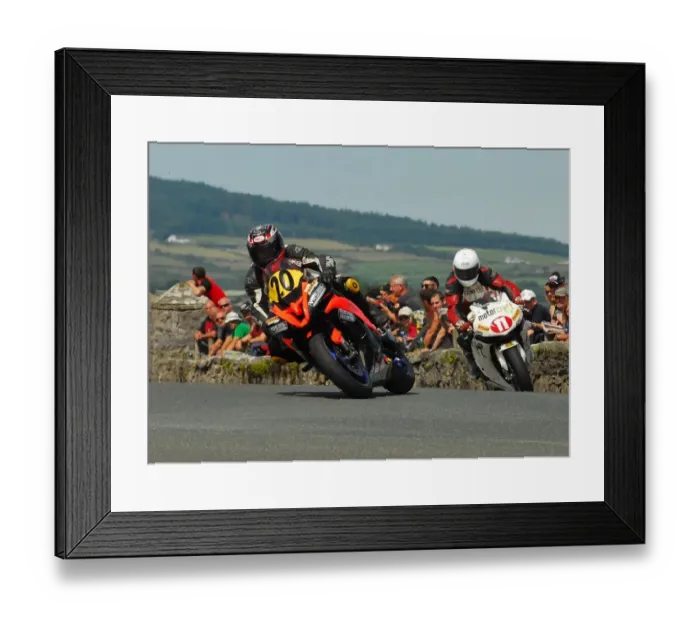 Framed Print : Jamie Hodson (Yamaha) and Mick Goodings (Honda) 2016 Southern 100 Framed Print : Jamie Hodson (Yamaha) and Mick Goodings (Honda) 2016 Southern 100