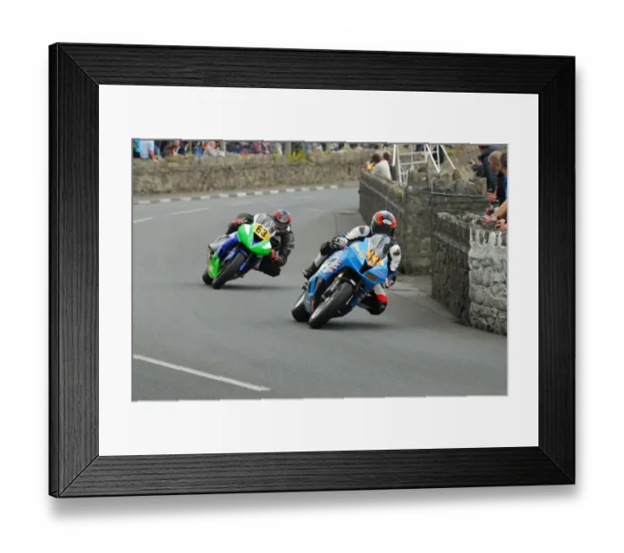 Framed Print : Gavin Lupton (Honda) and Tom Robinson (Kawasaki) 2016 Southern 100 Framed Print : Gavin Lupton (Honda) and Tom Robinson (Kawasaki) 2016 Southern 100