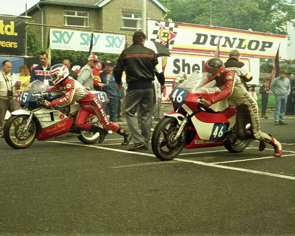 Sammy Henry (Yamaha, 45) and Mike Booys (Yamaha, 46) 1987 Junior TT