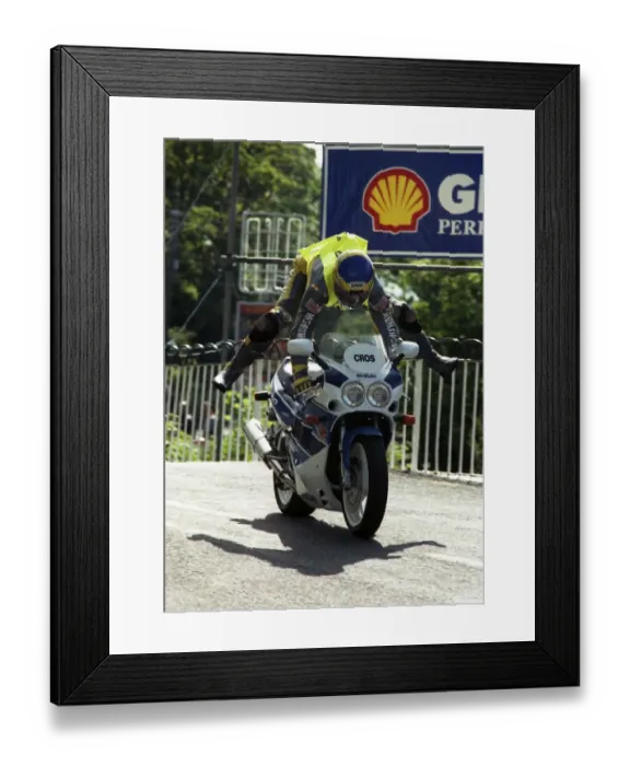 Framed Print : Graeme Crosby (Suzuki) 1990 Classic Lap