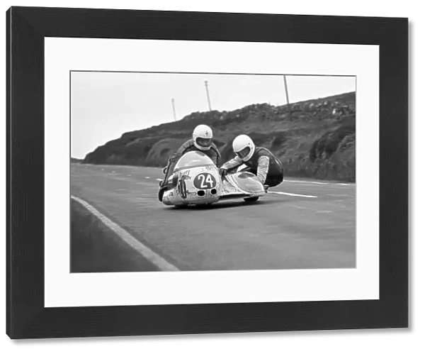 Jeff Gawley & Ken Birch (Yamaha) 1976 500 Sidecar TT