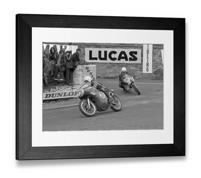 Framed Print : Selwyn Griffiths (Matchless, 21 ) and Charlie Williams (Yamaha) 1972 Senior TT Framed Print : Selwyn Griffiths (Matchless, 21 ) and Charlie Williams (Yamaha) 1972 Senior TT
