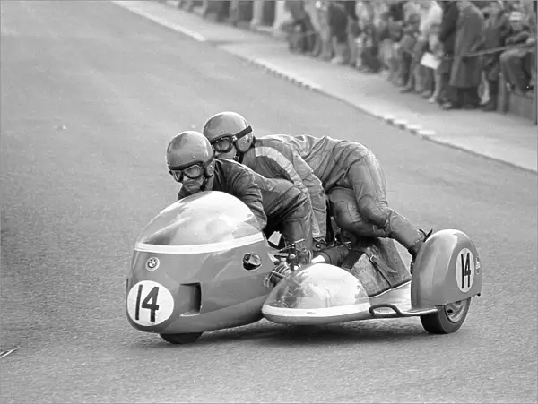 Jeff Gawley & Francis Knights (Triumph) 1972 750 Sidecar TT
