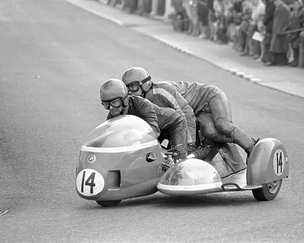 Jeff Gawley & Francis Knights (Triumph) 1972 750 Sidecar TT