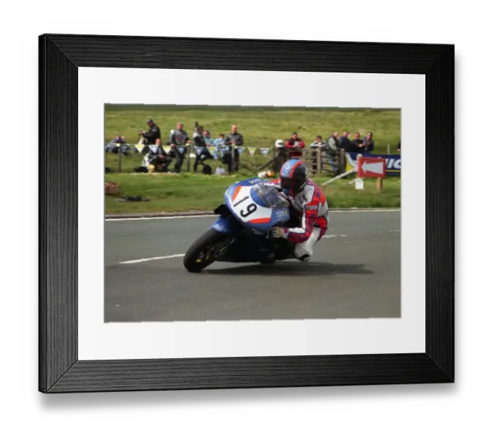 Framed Print : Gary Dynes (Yamaha) 1999 Formula One TT Framed Print : Gary Dynes (Yamaha) 1999 Formula One TT
