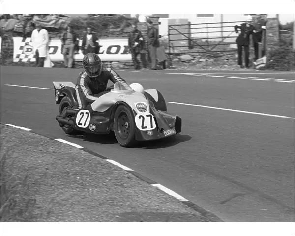 Dick Hawes & Alex Macfadzean (BRM Yamaha) 1977 Sidecar TT