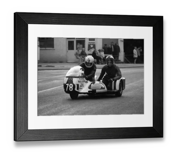 Framed Print : Robert Jacobs & Phil Spendlove (BSA) 1975 1000cc Sidecar TT Framed Print : Robert Jacobs & Phil Spendlove (BSA) 1975 1000cc Sidecar TT