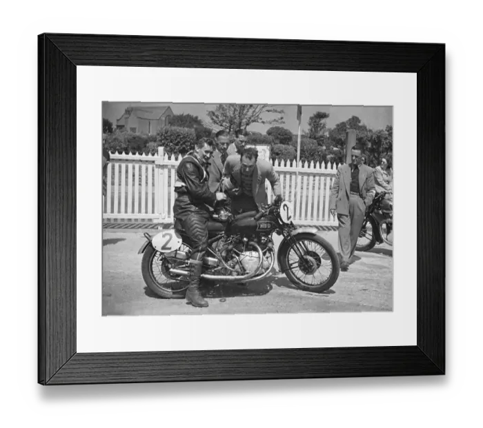 Framed Print : Dennis Lashmar (Vincent) 1949 1000cc Clubman TT