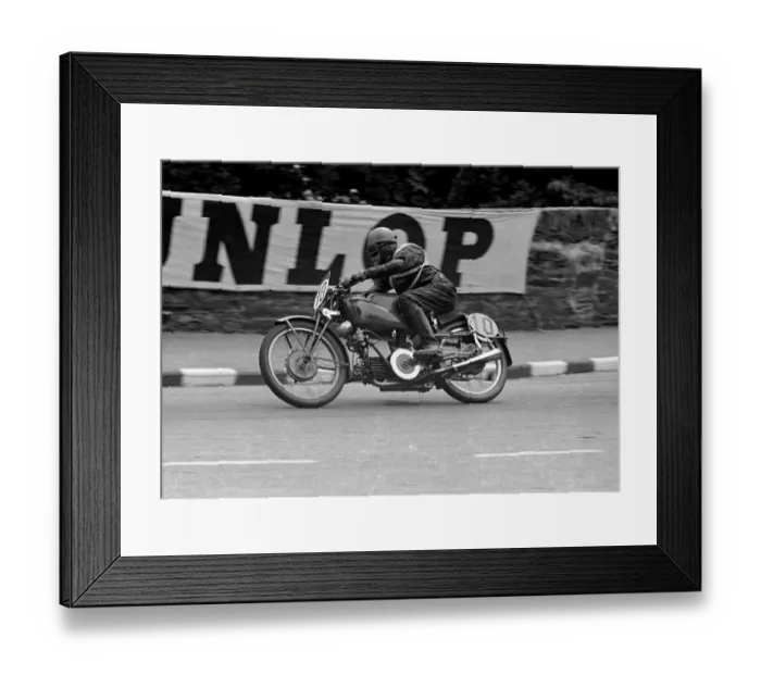 Framed Print : Bill Maddrick (Guzzi) 1952 Lightweight TT Framed Print : Bill Maddrick (Guzzi) 1952 Lightweight TT