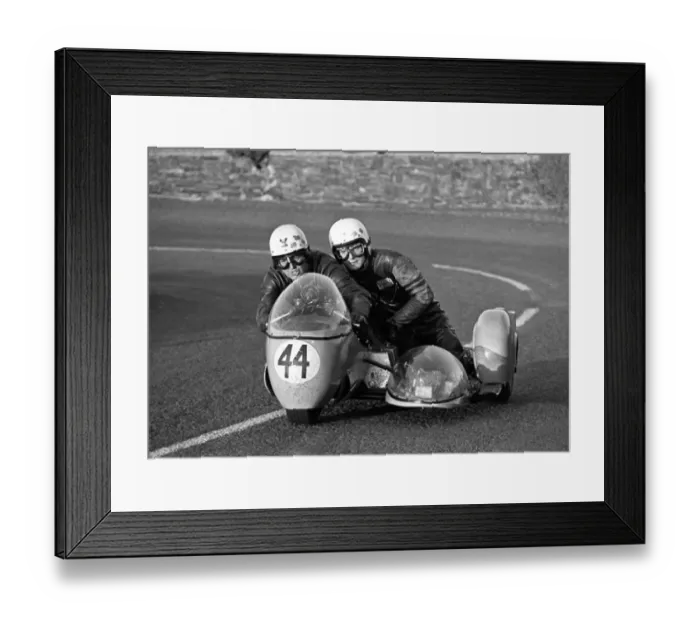 Framed Print : Dave Saville & Andrew Lord (Sabre Norton) 1975 750 Sidecar TT Framed Print : Dave Saville & Andrew Lord (Sabre Norton) 1975 750 Sidecar TT