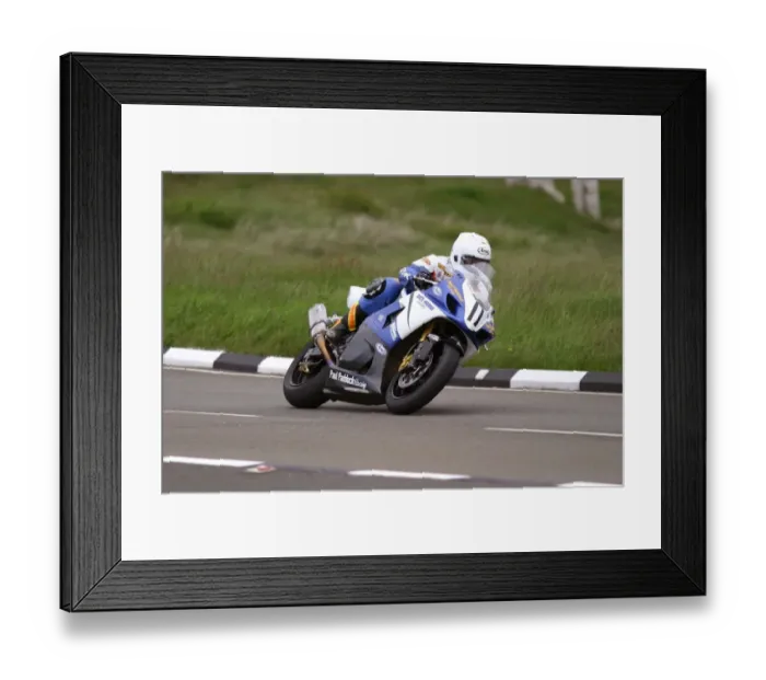 Framed Print : Nigel Davies (Yamaha) 2004 Formula One TT Framed Print : Nigel Davies (Yamaha) 2004 Formula One TT