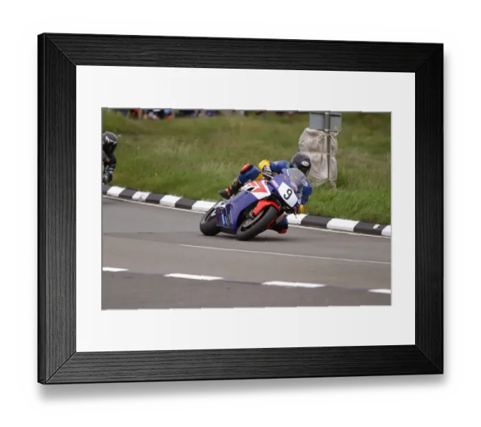 Framed Print : Chris Heath (Yamaha) 2004 Formula One TT Framed Print : Chris Heath (Yamaha) 2004 Formula One TT