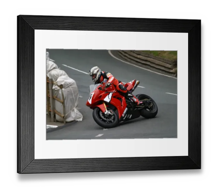 Framed Print : John McGuinness (Yamaha) 2004 Formula One TT Framed Print : John McGuinness (Yamaha) 2004 Formula One TT