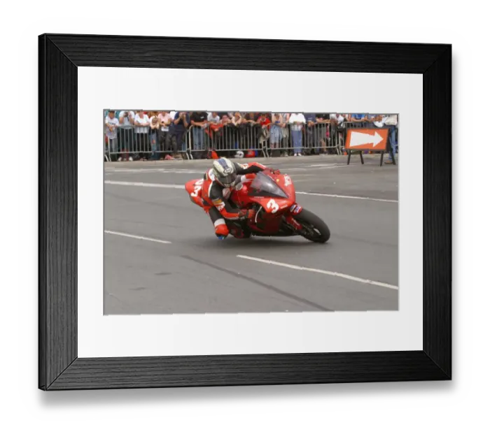 Framed Print : John McGuinness, Yamaha, 2004 87-002 Framed Print : John McGuinness, Yamaha, 2004 87-002