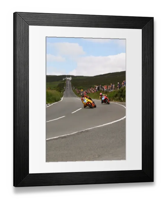 Framed Print : Paul Hunt (Suzuki) and Gordon Blackley (Honda) 2004 Junior TT