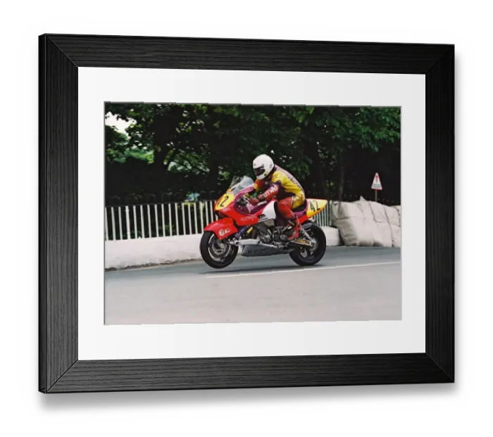 Framed Print : Steve Linsdell (Flitwick Yamaha) 2004 Senior TT Framed Print : Steve Linsdell (Flitwick Yamaha) 2004 Senior TT