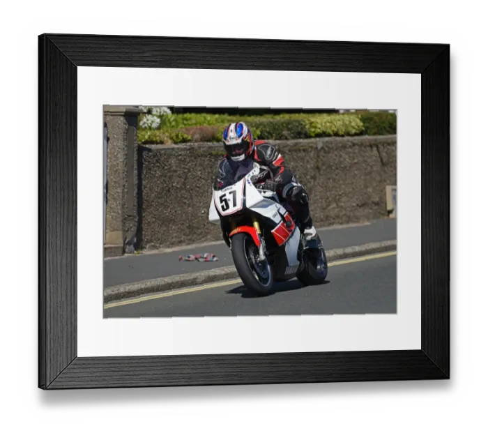 Framed Print : Michael Hand (Yamaha) 2016 Superbike Classic TT Framed Print : Michael Hand (Yamaha) 2016 Superbike Classic TT