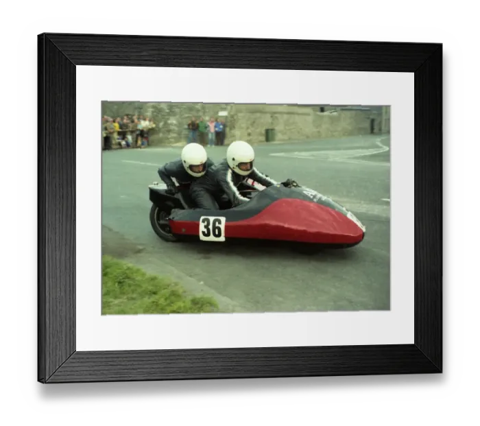 Framed Print : Dave Wells & Keith Popplewell (Yamaha) 1980 Southern 100 Framed Print : Dave Wells & Keith Popplewell (Yamaha) 1980 Southern 100