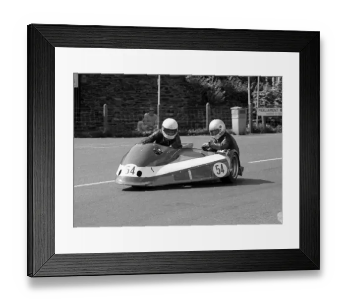 Framed Print : Rod Bellas & Geoff Knight (Suzuki) 1985 Sidecar TT
