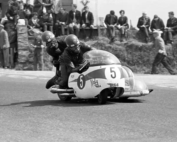 Terry Vinicombe & John Flaxman (Kirby BSA) 1967 Sidecar TT