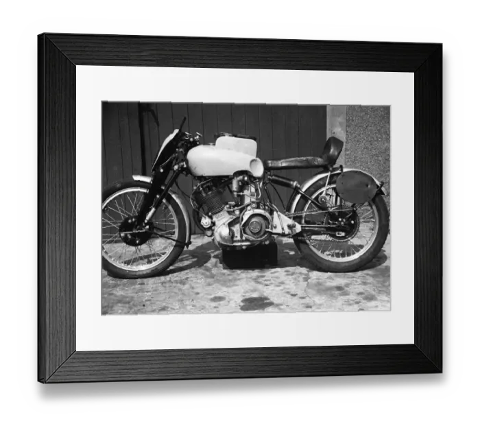 Framed Print : Peter Welshs (Vincent) 1952 Senior Manx Grand Prix Framed Print : Peter Welshs (Vincent) 1952 Senior Manx Grand Prix
