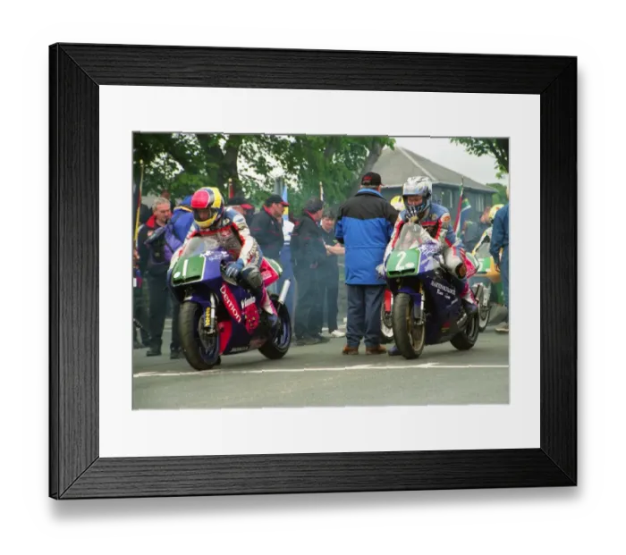 Framed Print : Paul Williams and Richard Milky Quayle (Honda) 2000 Lightweight TT Framed Print : Paul Williams and Richard Milky Quayle (Honda) 2000 Lightweight TT