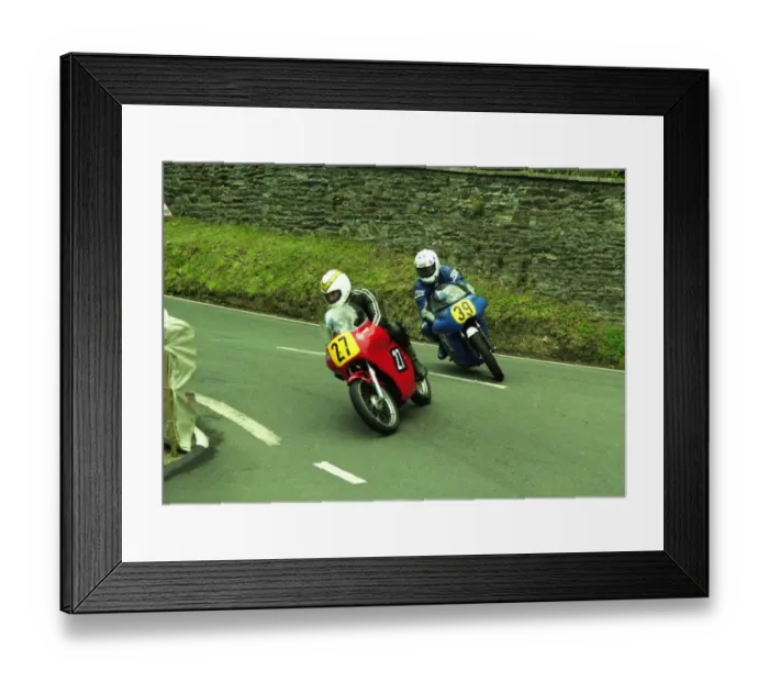 Framed Print : Tim Antill (Norton) and Andy Reynolds (Seeley Matchless) 2000 Senior Classic Manx Grand Prix