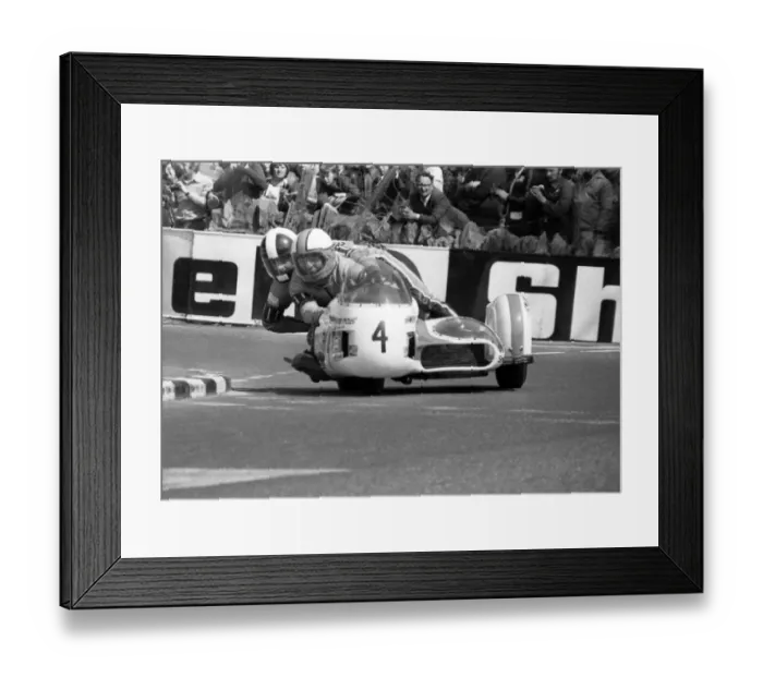 Framed Print : Mac Hobson & Gordon Russell (Yamaha) 1975 1000cc Sidecar TT