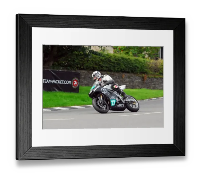 Framed Print : Les Miller (Suzuki) 2015 Supertwin Manx Grand Prix
