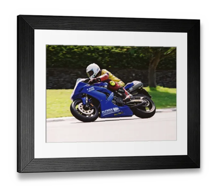 Framed Print : Steve Linsdell (Flitwick Yamaha) 2004 Formula One TT Framed Print : Steve Linsdell (Flitwick Yamaha) 2004 Formula One TT