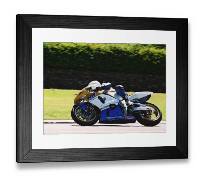 Framed Print : Gary Carswell (Suzuki) 2004 Formula One TT Framed Print : Gary Carswell (Suzuki) 2004 Formula One TT