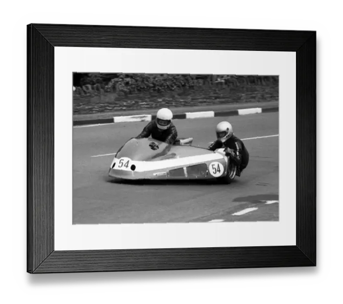 Framed Print : Rod Bellas & Geoff Knight (Suzuki) 1985 Sidecar TT Framed Print : Rod Bellas & Geoff Knight (Suzuki) 1985 Sidecar TT